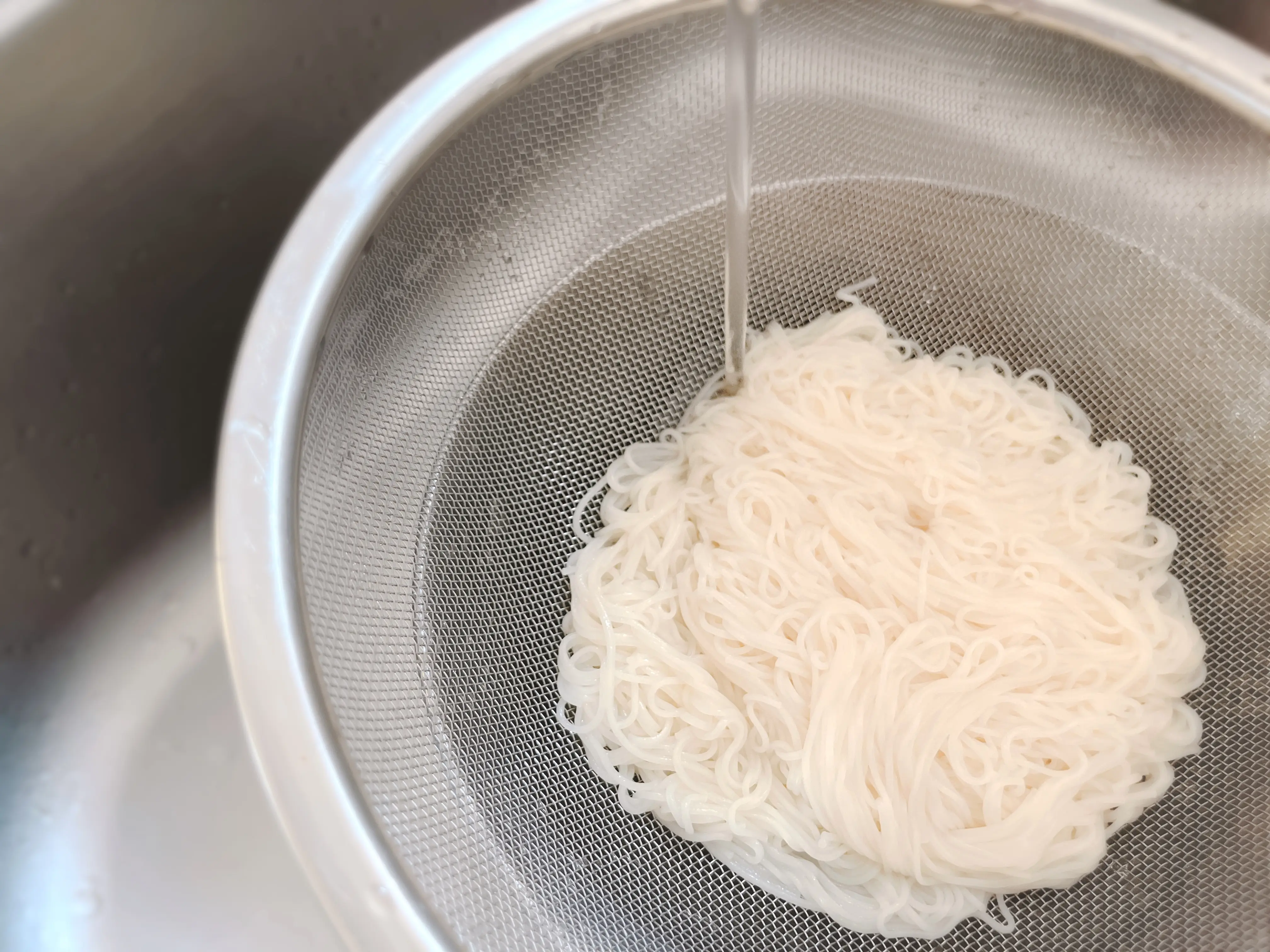 そうめんを冷水で洗う